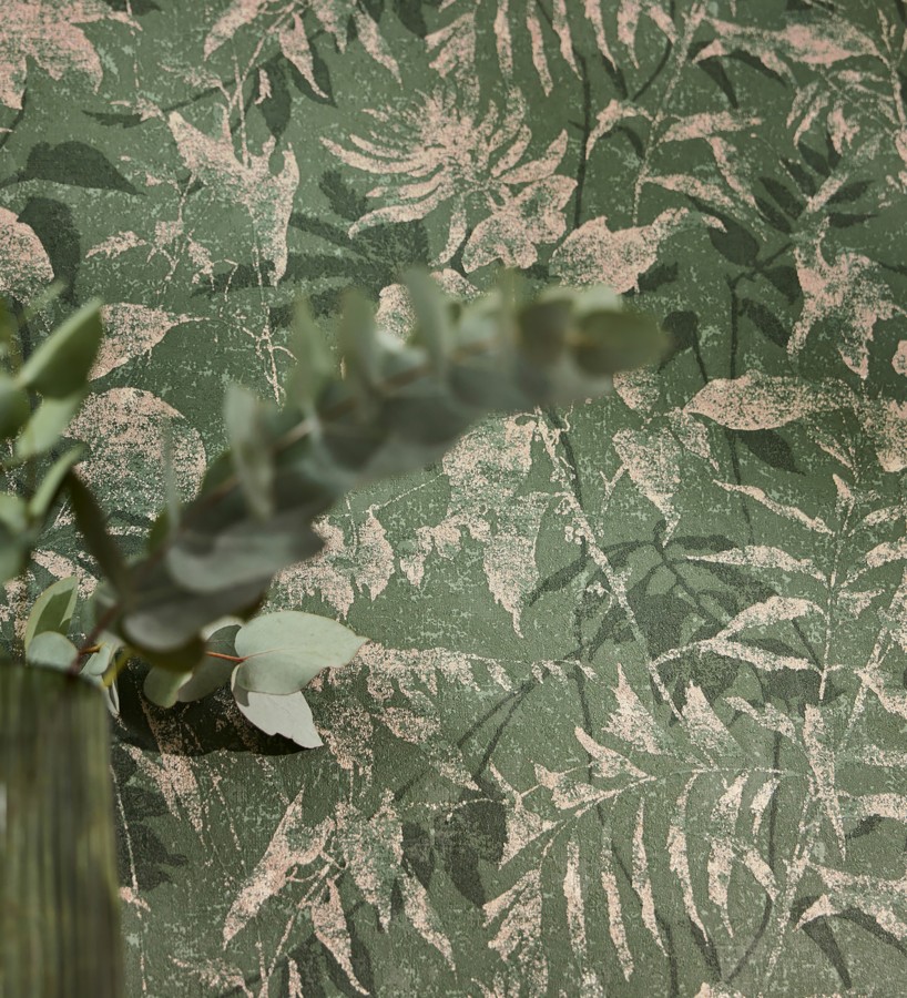 Papel pintado selva vintage de hojas oro viejo fondo verde esmeralda  Hibiscus Radiant 684899