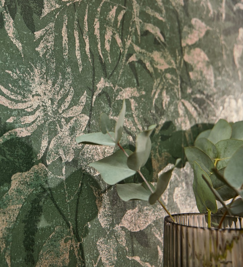 Papel pintado selva vintage de hojas oro viejo fondo verde esmeralda  Hibiscus Radiant 684899