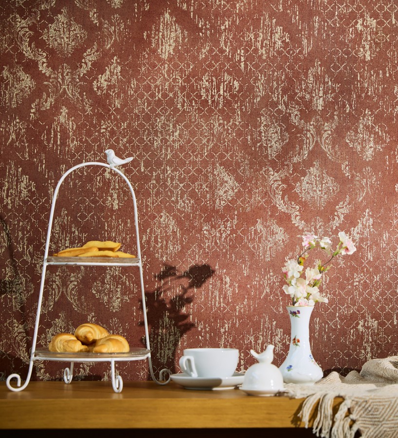 Papel pintado damasco pátina antigua dorado y burdeos  Roma Eternal 684918