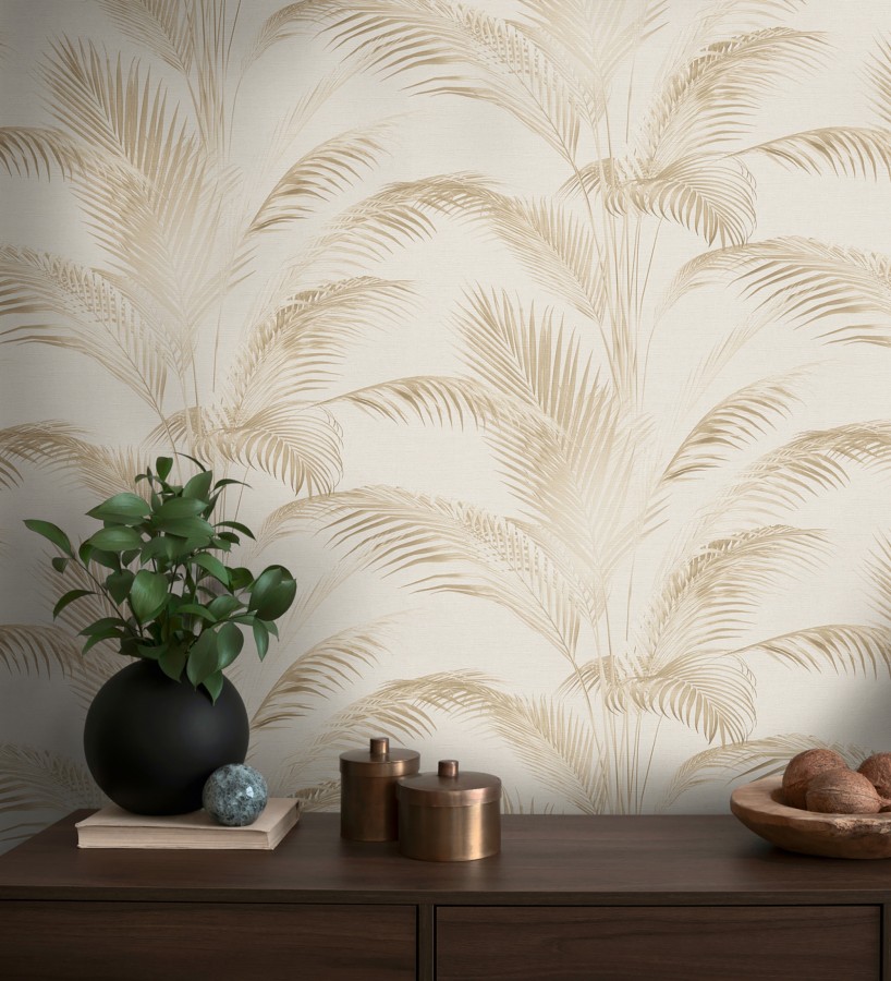 Papel pintado sutiles hojas palmera beige fondo texturizado arena  Tulum Majestic 684927