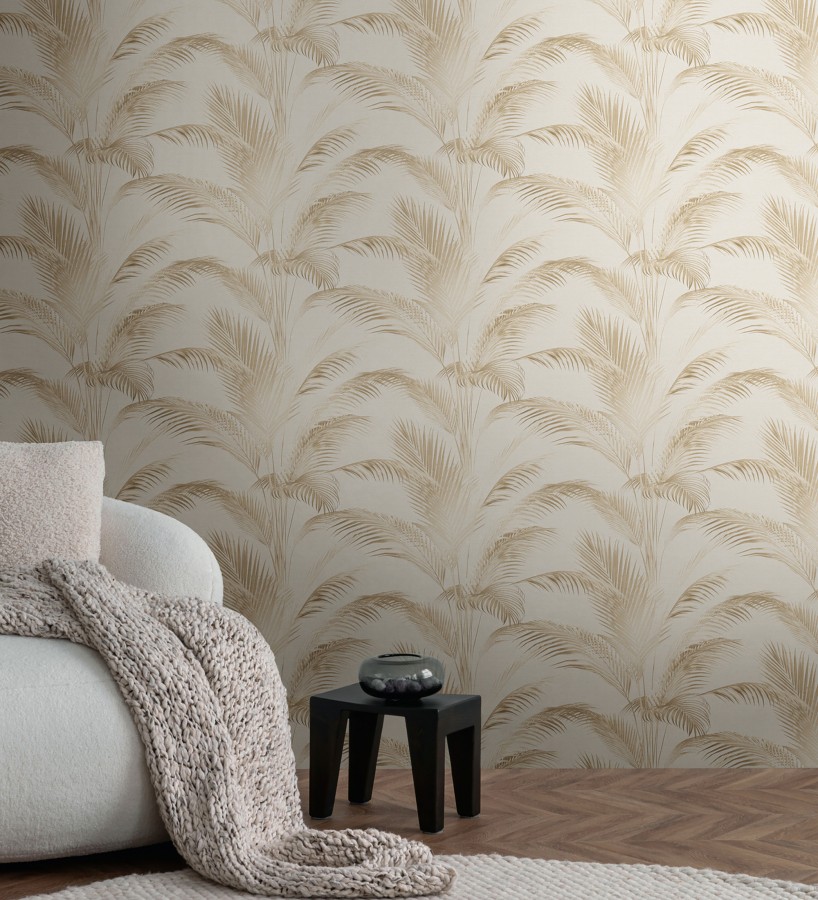 Papel pintado sutiles hojas palmera beige fondo texturizado arena  Tulum Majestic 684927