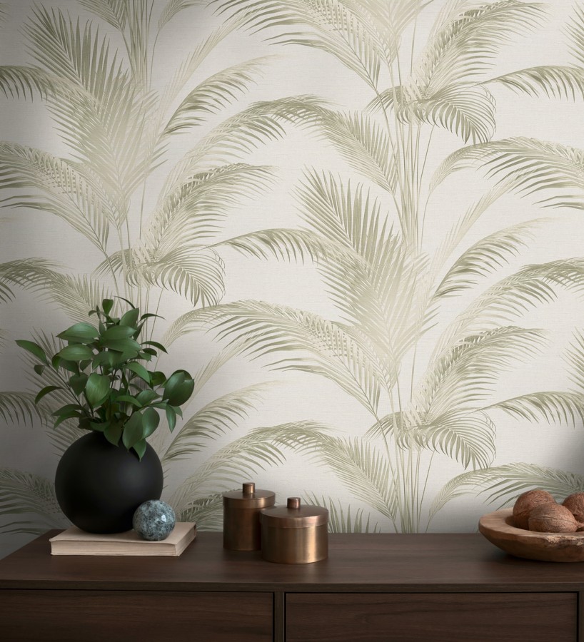 Papel pintado sutiles hojas palmera verde fondo texturizado arena  Tulum Majestic 684928