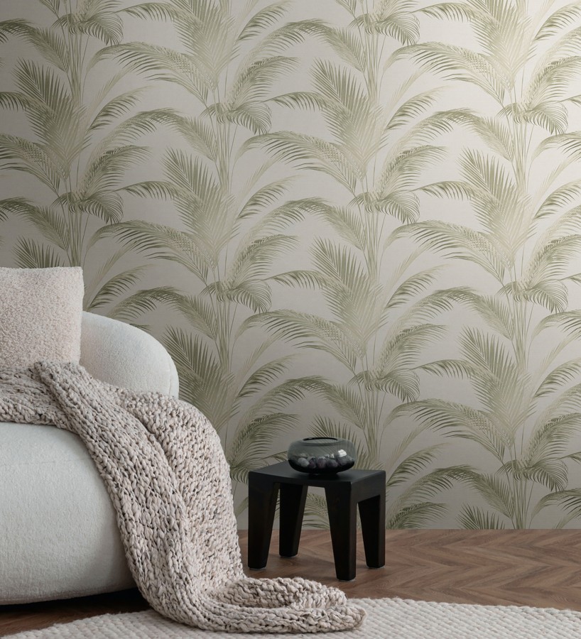 Papel pintado sutiles hojas palmera verde fondo texturizado arena  Tulum Majestic 684928