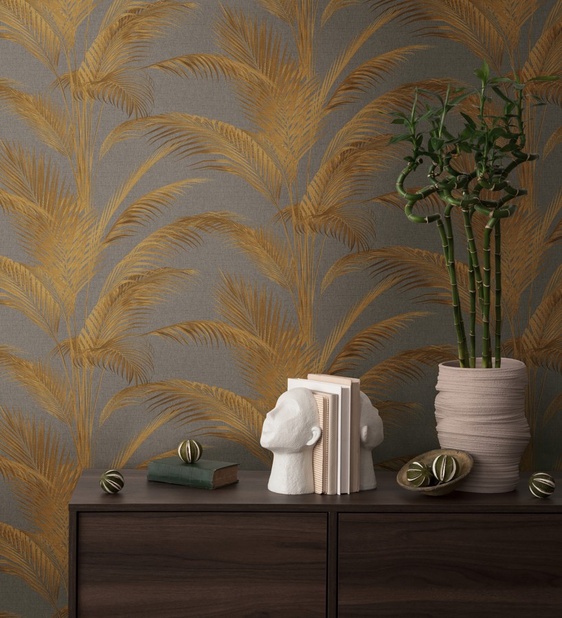Papel pintado sutiles hojas palmera doradas fondo texturizado gris amarronado  Tulum Majestic 684930