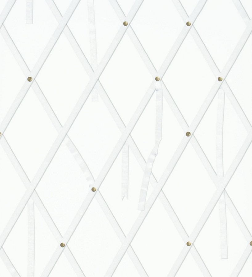 Papel pintado ornamental de rombos con lazos fondo blanco Batlló 563843