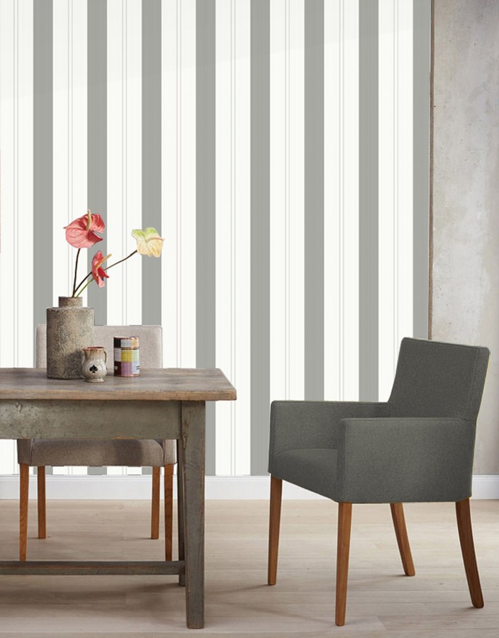 Papel pintado de rayas anchas gris claro con raya diplomática  Raya Sivane 421608