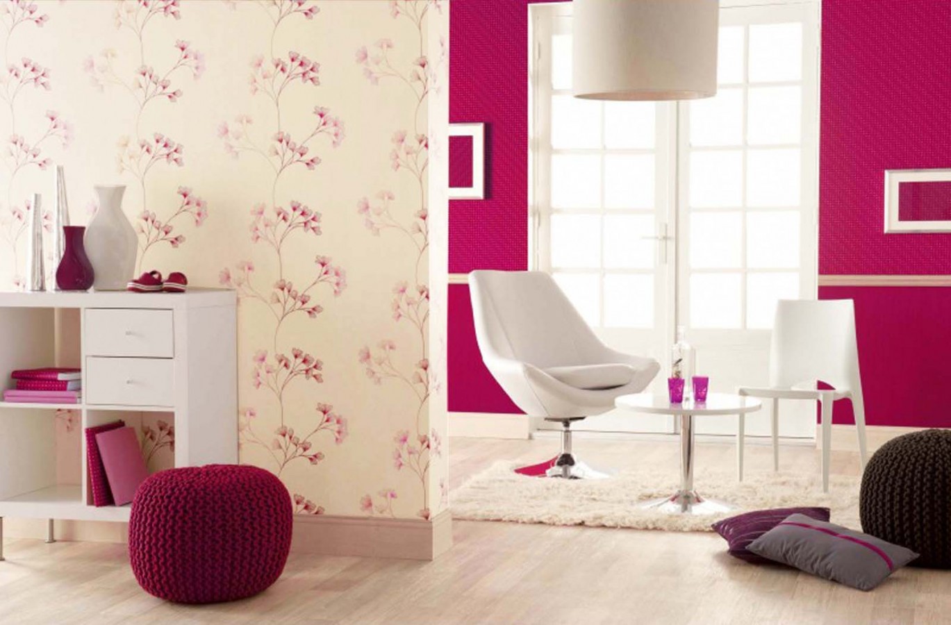 Papel pintado floral con dibujos de pétalos pequeños rosa intenso fondo blanco roto Emilce 421539