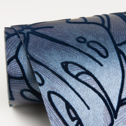 Papel pintado silueta hojas grandes de monstera en terciopelo azul Palm River 680882