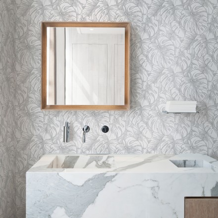Papel pintado silueta hojas grandes de monstera con pintura de plata Palm River 680884