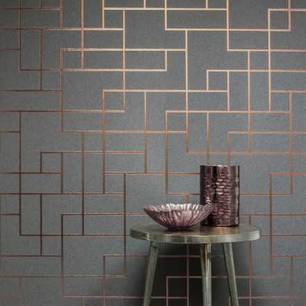 Papel pintado geométrico de líneas cobre metalizadas fondo gris oscuro mate estilo Art Decó Goutier 681255