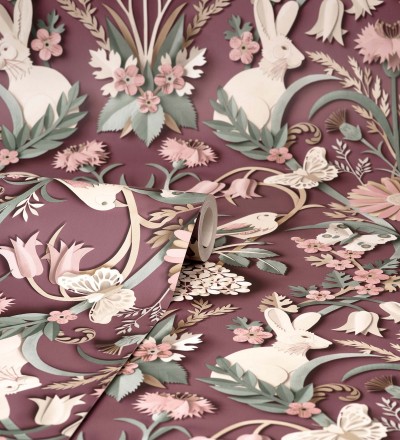 Papel pintado campestre de pájaros y conejos fondo burdeos Lorraine 681304