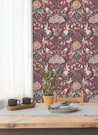 Papel pintado campestre de pájaros y conejos fondo burdeos Lorraine 681304