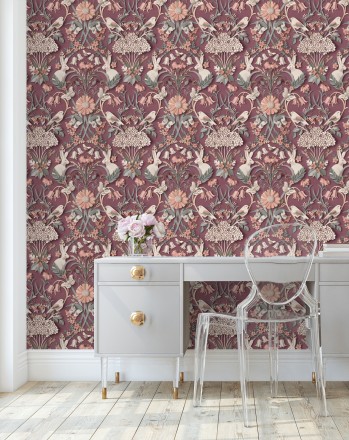 Papel pintado campestre de pájaros y conejos fondo burdeos Lorraine 681304
