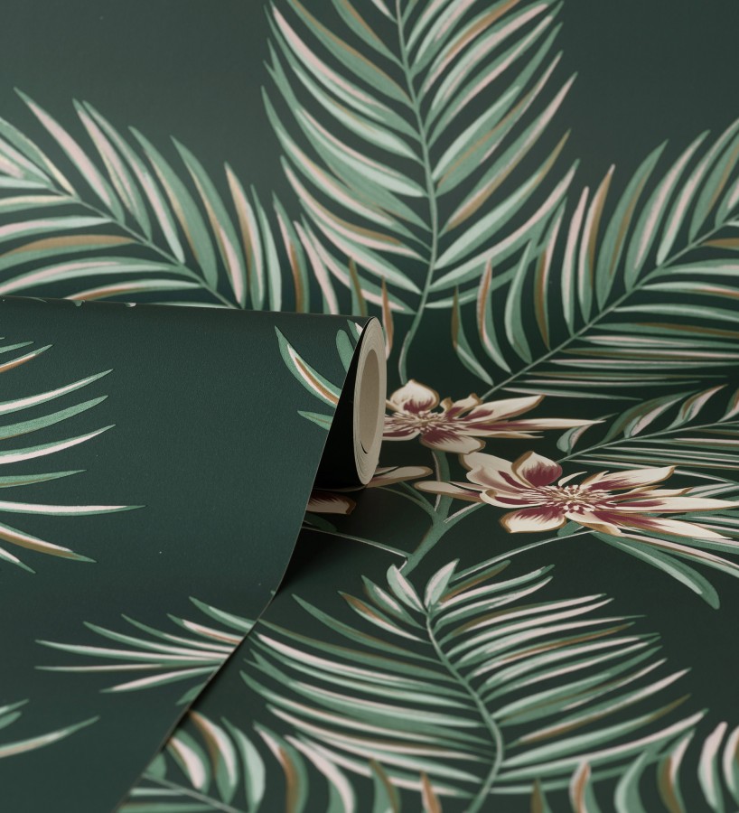Papel pintado de hojas de palmera con flores estilo tropical color verde oscuro Malibu Palms 682364