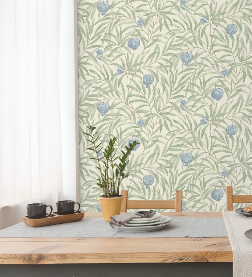 Papel pintado de frutos azules y hojas verdes fondo marfil claro  Parisian Fruit 682884