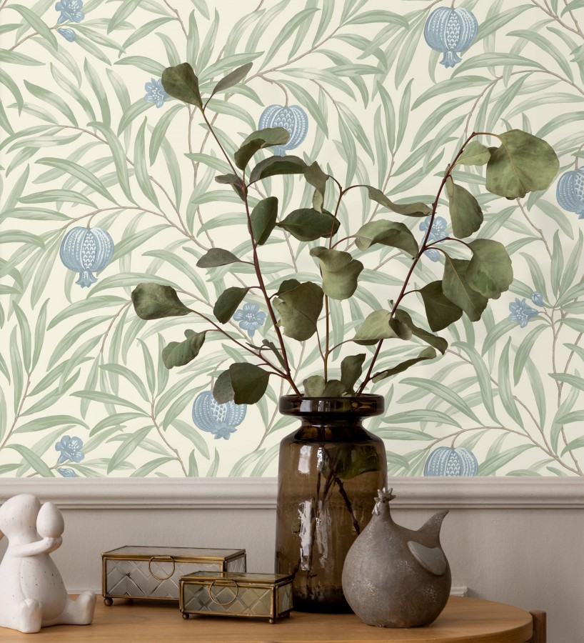 Papel pintado de frutos azules y hojas verdes fondo marfil claro  Parisian Fruit 682884