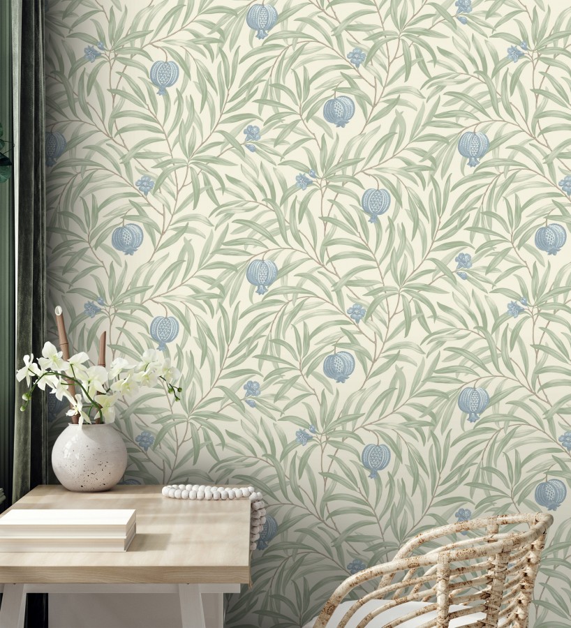 Papel pintado de frutos azules y hojas verdes fondo marfil claro  Parisian Fruit 682884