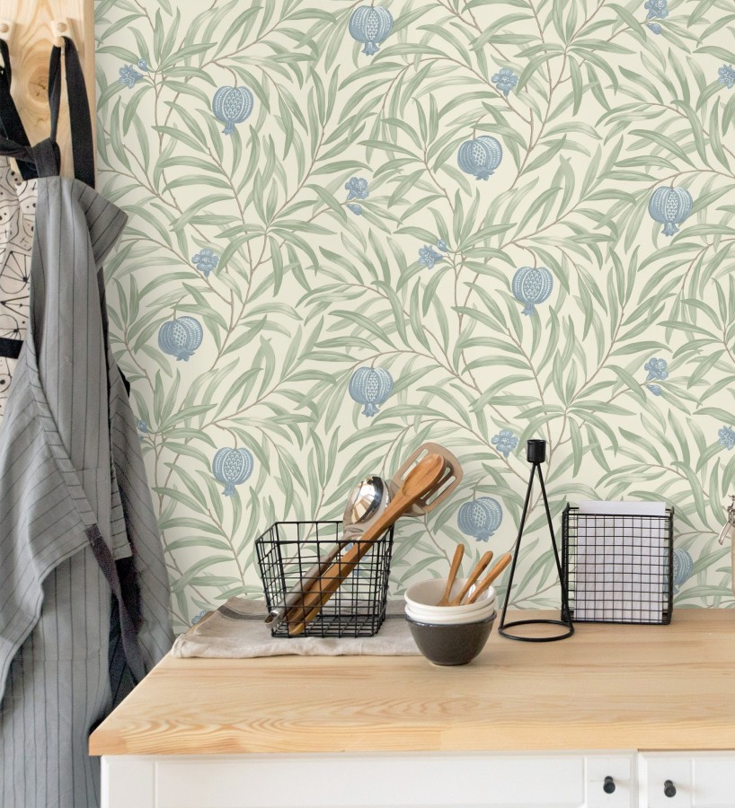 Papel pintado de frutos azules y hojas verdes fondo marfil claro  Parisian Fruit 682884