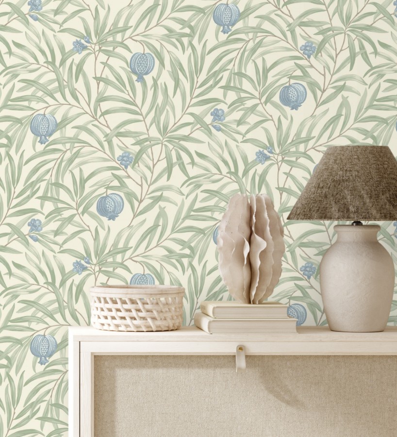 Papel pintado de frutos azules y hojas verdes fondo marfil claro  Parisian Fruit 682884