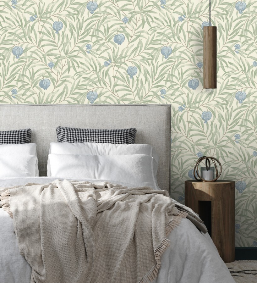 Papel pintado de frutos azules y hojas verdes fondo marfil claro  Parisian Fruit 682884