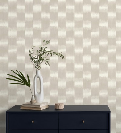 Papel pintado de rayas difuminadas con textura estilo Ikat tonos beige tostado Nebula Glow 683087