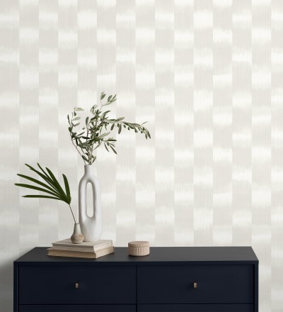 Papel pintado de rayas difuminadas con textura estilo Ikat tonos grises y beige Nebula Glow 683089
