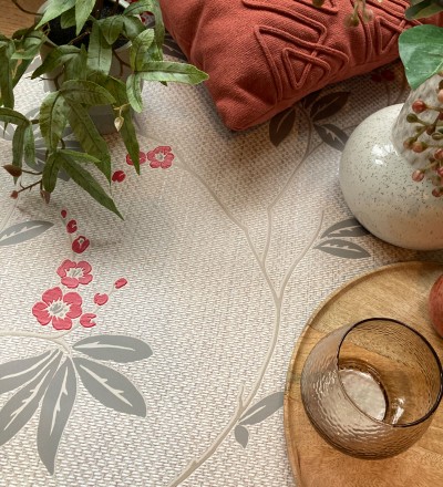 Papel pintado con flores sutiles rojas sobre un fondo trenzado de arpillera Miranda Flowers 683369
