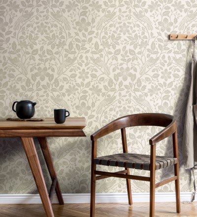 Papel pintado de aves exóticas entre follaje delicado tonos beige claro Hampton Birds 683422