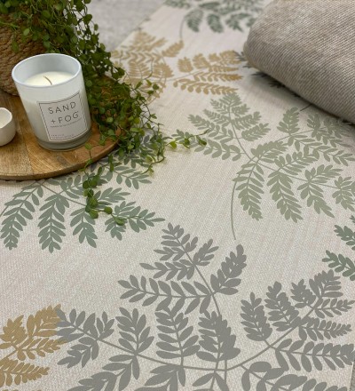 Papel pintado de hojas verdes y ocre con fondo de lino en tonos naturales Savoy Whisper 683519