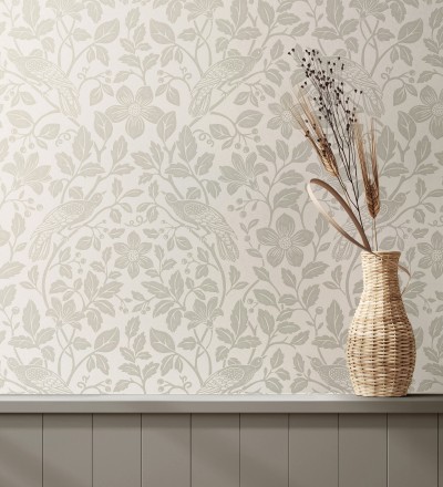 Papel pintado de aves exóticas entre follaje delicado tonos beige claro Hampton Birds 683422