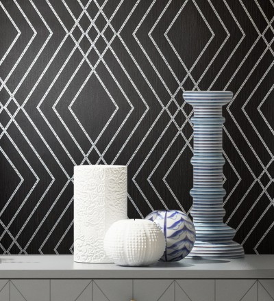 Papel pintado geométrico art déco fondo negro con líneas metalizadas en plata Clark Modern 683542