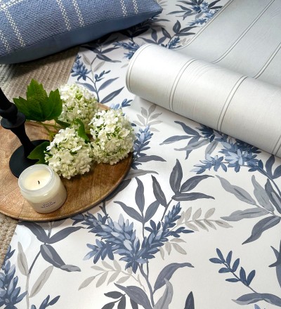 Papel pintado floral con hojas y ramas elegantes con tonos azules Lily Garden 683579