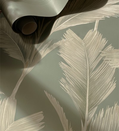 Papel pintado hojas de palma tropical color beige sobre fondo verde mate Areca 683586