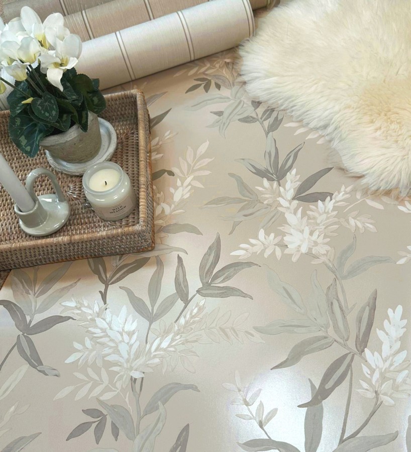 Papel pintado floral con hojas y ramas elegantes con tonos beige  Lily Garden 683582