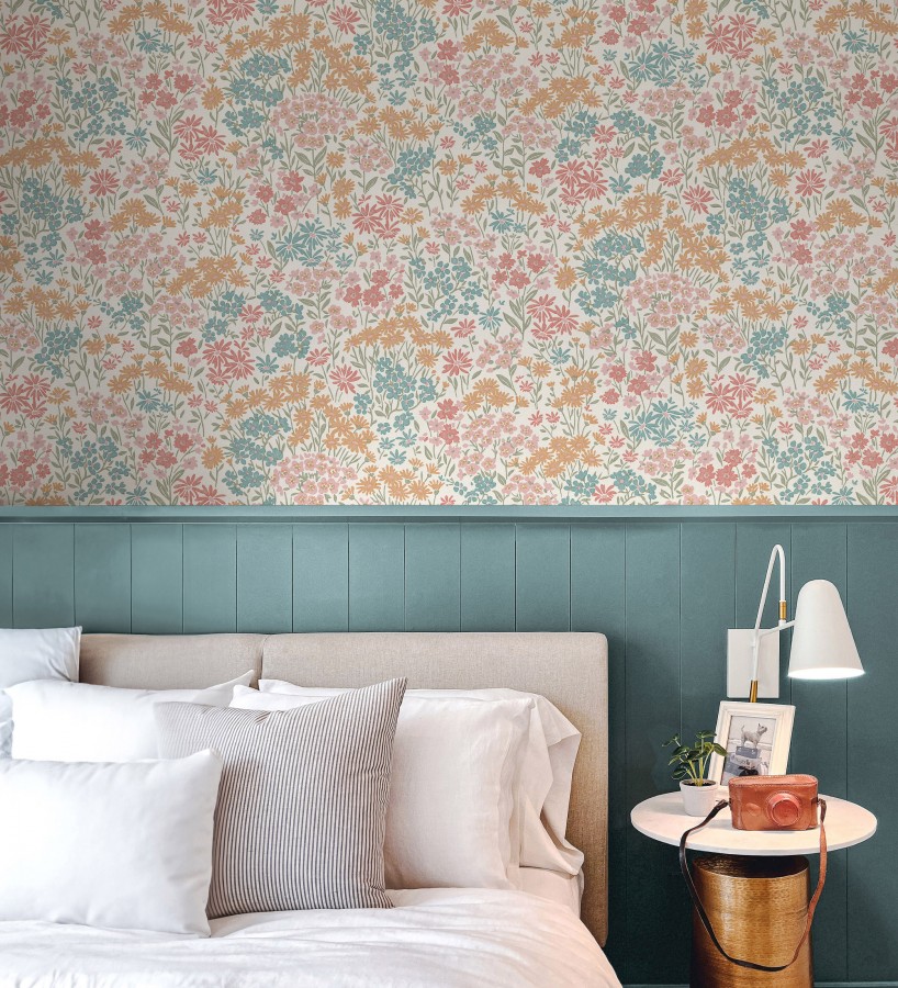 Papel pintado de flores silvestres celeste turquesa coral sobre fondo beige con textura  Spring Melody 683418